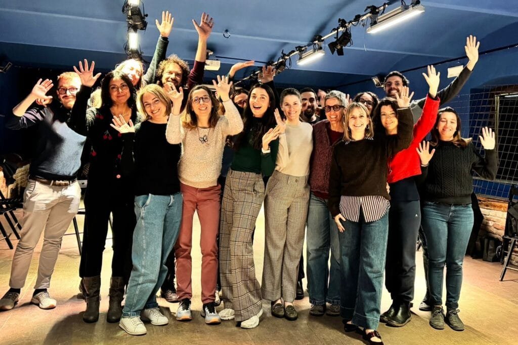 Gruppo di persone che salutano.