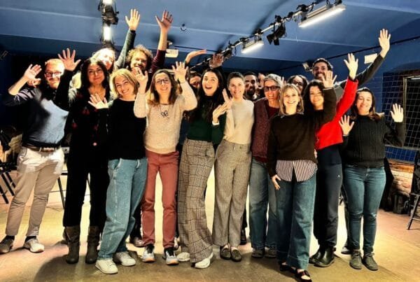 Gruppo di persone che salutano evento milano relazioni autentiche