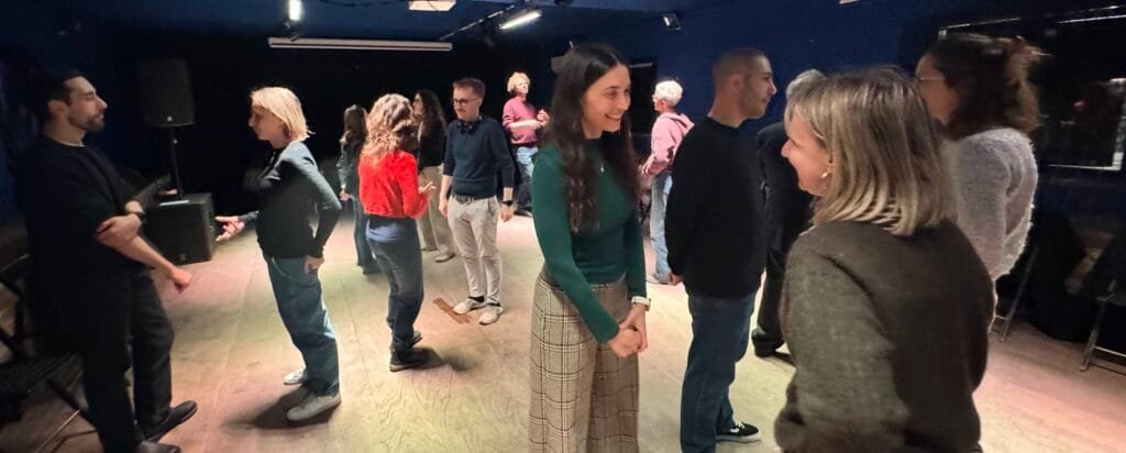 Persone che socializzano in gruppo