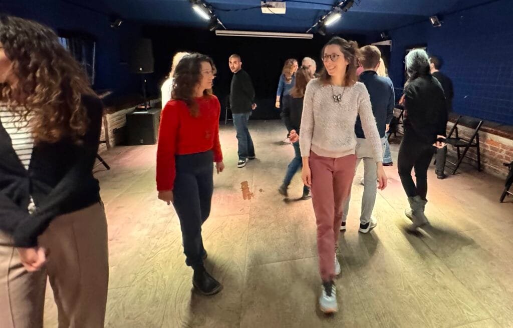 Persone che ballano in un locale